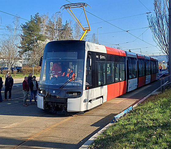 Nová tramvaj koda 52T u stojí na kolejích v hostivaských dílnách DPP.