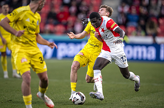Slavistický záloník Malick Diouf si razí cestu olomouckou obranou.