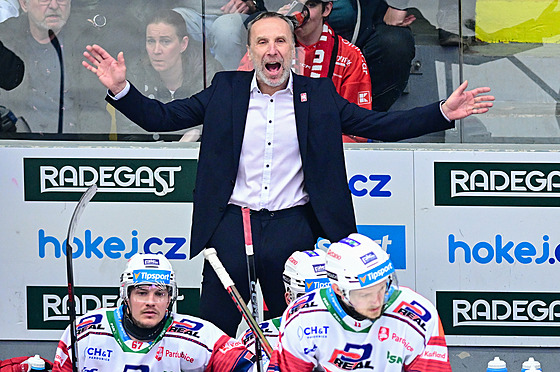 Pardubický trenér Miloslav Hořava při utkání v Hradci.