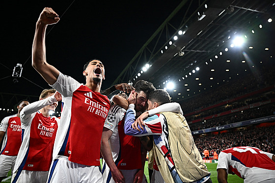 Declan Rice slaví se spoluhrái druhý gól Arsenalu proti Realu Madrid.