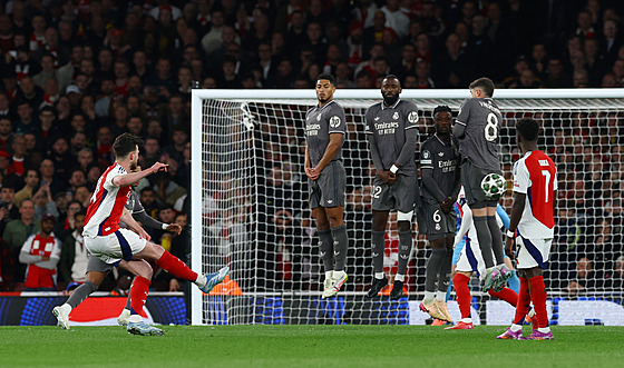Declan Rice vyu�ívá penaltu a za�izuje vedení Arsenalu nad Realem.