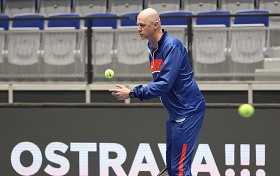 Nehrající kapitán Petr Pála na prvním tréninku p�ed Billie Jean King Cupem v...