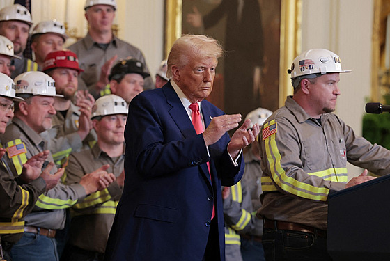 Prezident Donald Trump poslouchá projev horníka během slavnostního podpisu...