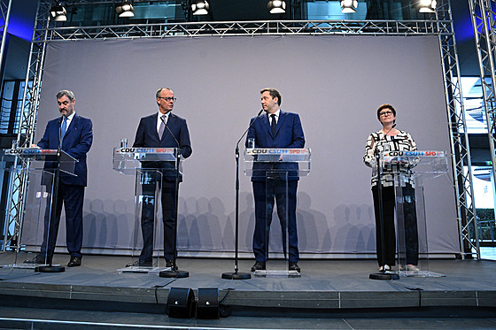 Vdce CSU Markus Söder, budoucí kanclé a vdce CDU Friedrich Merz a lídi SPD...