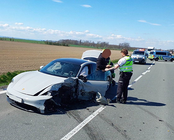 Elektrické Porsche Taycon pilo pi nehod tí aut u Stradoun o pední kolo.