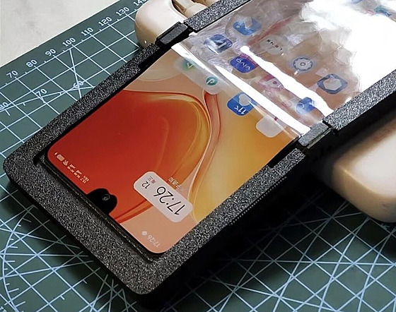 ínský stedokolský studen Lan Bowen si vyrobil skládací smartphone.