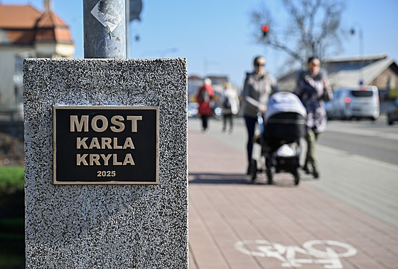 Krom��í� pojmenovala silni�ní most p�es �eku Moravu po Karlu Krylovi. (3. dubna...