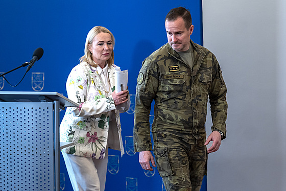 Ministryn� obrany Jana �ernochová (ODS) a Karel �ehka (9. dubna 2025)