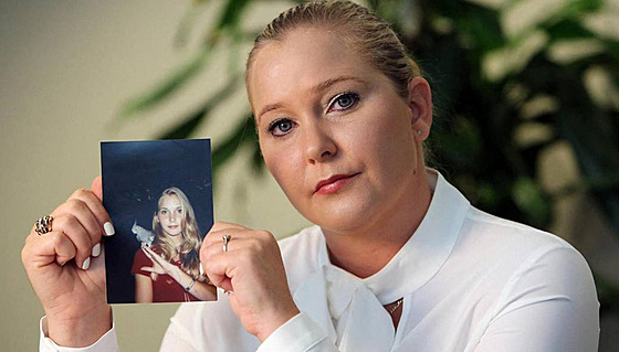 Virginia Giuffreová se svou fotkou z doby, kdy ji m�l zneu�ít princ Andrew.