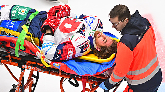 Léka�i odvá�ejí pardubického kapitána Luká�e Sedláka b�hem t�etího semifinále s...