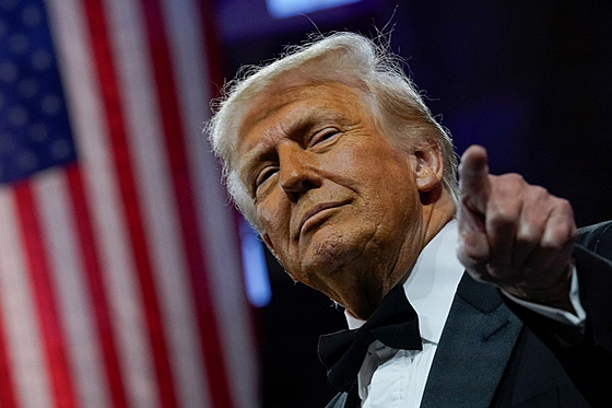 Americký prezident Donald Trump gestikuluje bhem úasti na veei Národního...