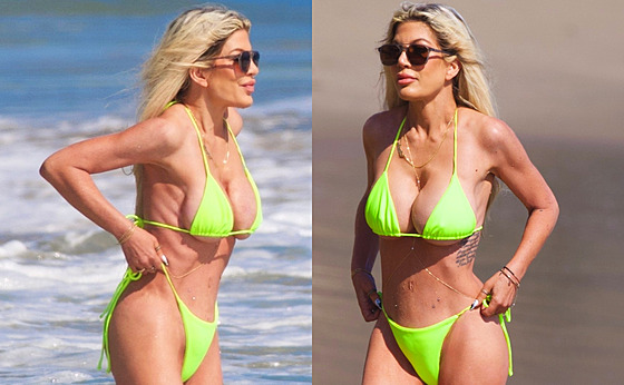 Padesátnice Tori Spellingová na plá�i (2024)