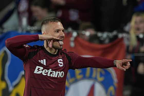 Sparanský kídelník Luká Haraslín slaví vítzný gól ve tvrtfinále poháru s...