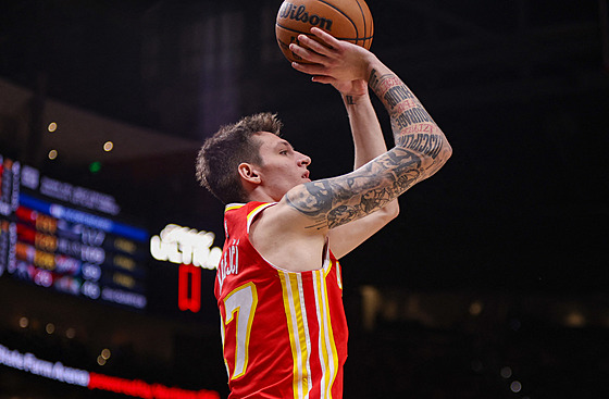Vít Krejí z Atlanta Hawks stílí na ko Utah Jazz.