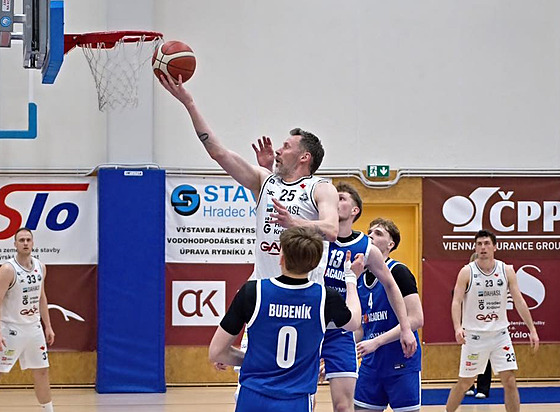 Hrající mana�er hradeckého klubu Peter Sedmák zakon�uje na ko� CZ.Academy.