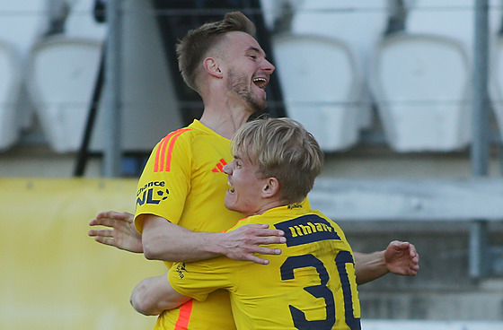 Jihlavtí fotbalisté slaví gól.