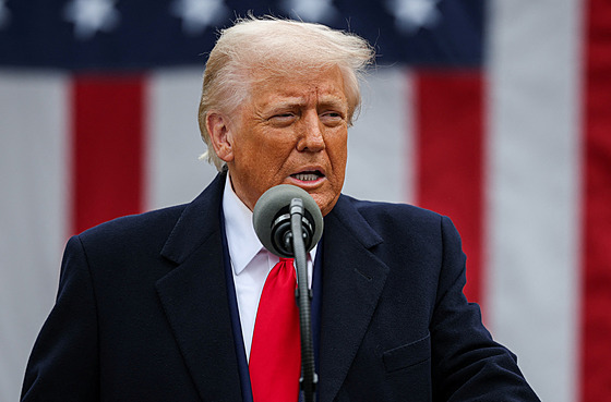 Americký prezident Trump v Bílém dom pi projevu o clech. (2. dubna 2025)