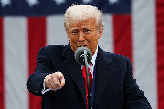 Americký prezident Trump v Bílém dom� p�i projevu o clech. (2. dubna 2025)