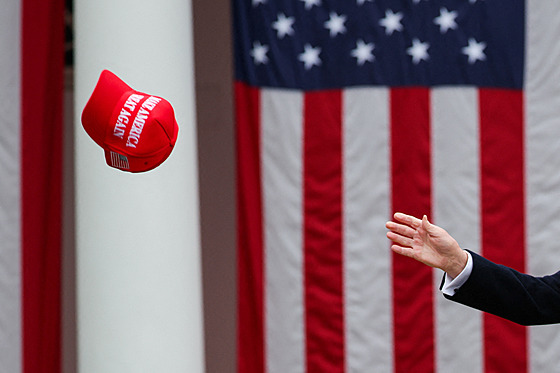 Americký prezident Trump v Bílém dom� p�i projevu o clech. (2. dubna 2025)