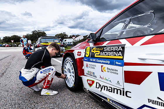 eský pilot Dominik Stíteský u svého vozu bhem závodu Rallye Sierra Morena v...