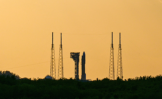 Raketa Atlas V je pipravena vynést první várku internetových satelit Kuiper.