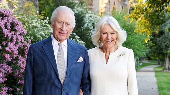Britský král Karel III. a královna Camilla na portrétu po�ízeném v �ím� u...