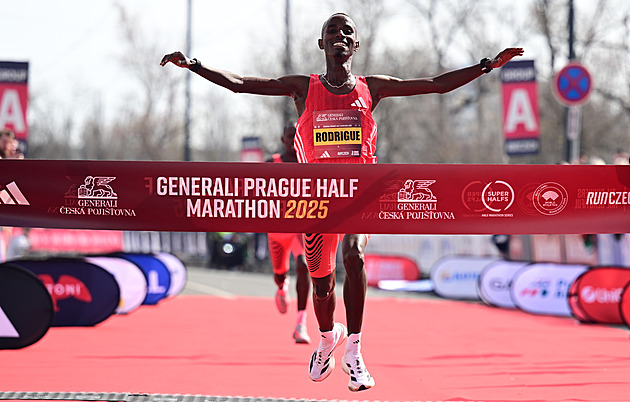 Pražský půlmaraton vyhráli Kwizera a Rengeruková, nejlepším Čechem byl Vebr