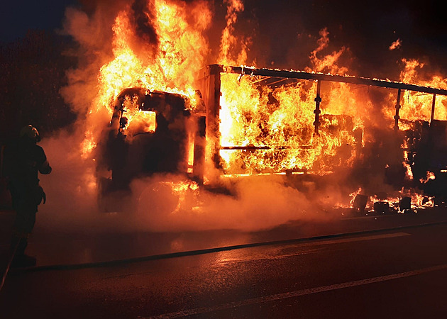 V Havlíčkově Brodě shořel kamion s elektronikou, škoda činí šest milionů korun