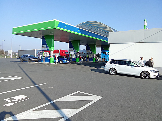 Slovensko zavádí dvojí ceny nafty. Řidiči se zahraniční SPZ si připlatí