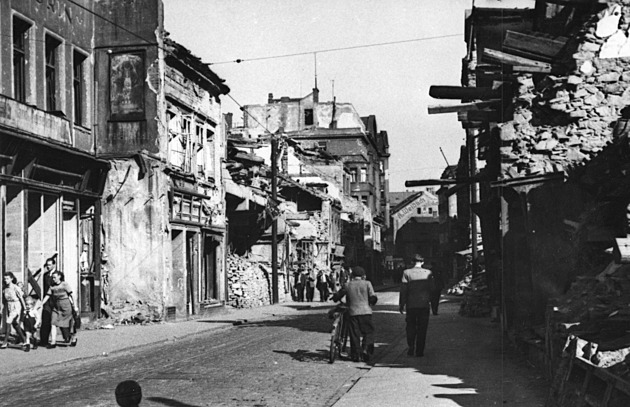 Revoluní ulice v Ústí nad Labem po bombardování