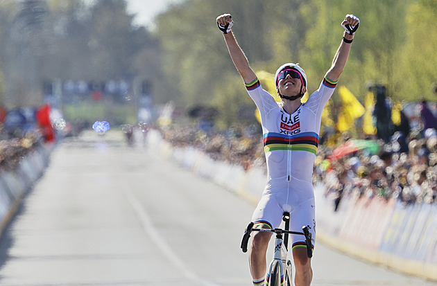 Pozor, klouže to. Nehoda popelářského vozu narušila přípravu na Flandry