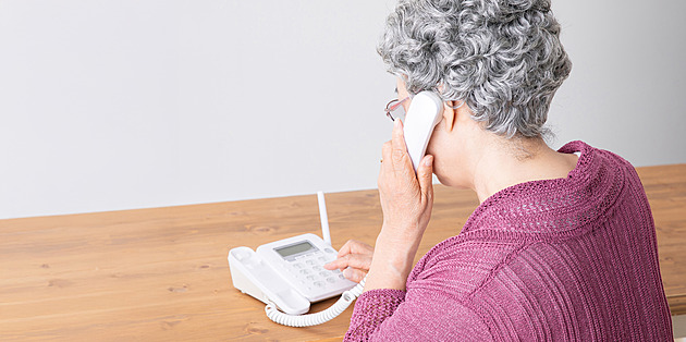 Život bez chytrých telefonů a internetu? Senioři chtějí právo být offline
