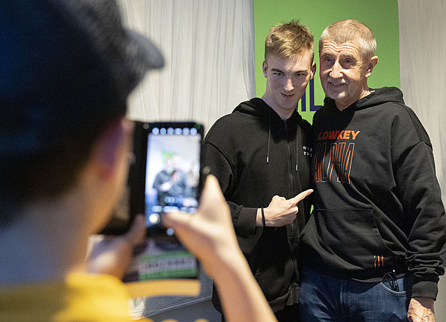Babiš spustil vlastní merch. Na mladé voliče cílí i mikinou s nápisem Sorry jako