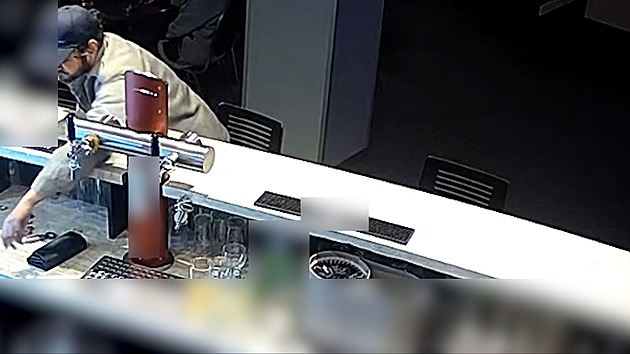 Kasírtašku si dlouho prohlížel, pak ji hbitě sebral. Policie hledá zloděje z baru