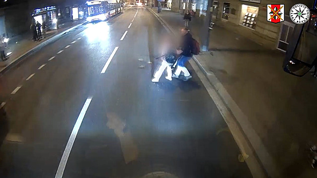 VIDEO: Žena s dětmi vešla do cesty trolejbusu. Řidič dupl na brzdu, odnesli to cestující