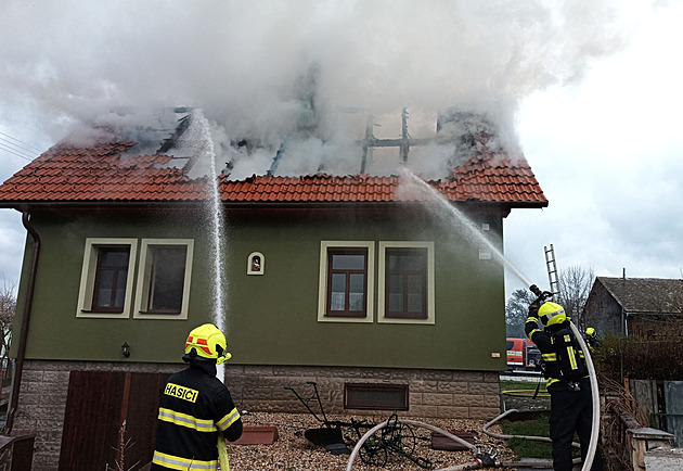 Požár rodinného domu ohrožoval ženu s malým dítětem, oba vyvedl ven soused