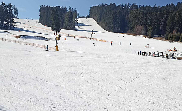 Ke stetu dolo na sjezdovce Pánská (v horní ástí snímku vpravo)