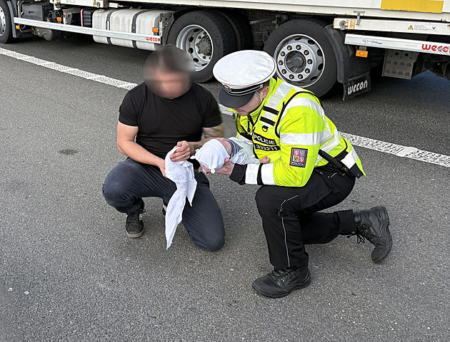 Brnntí dálniní policisté oivili msíního chlapeka bez dechu, se kterým u...