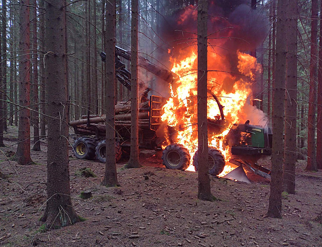 V lese hořel dřevařský traktor. Uniklo sto litrů oleje, škoda za dva miliony