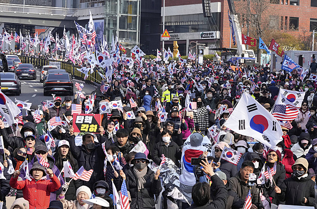 Jihokorejská prokuratura chce deset let vězení pro exprezidenta, bránil se zadržení
