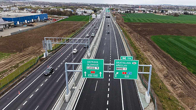 Po dálnici D1 kolem Brna se u jezdí v esti plnohodnotných pruzích. (7. dubna...