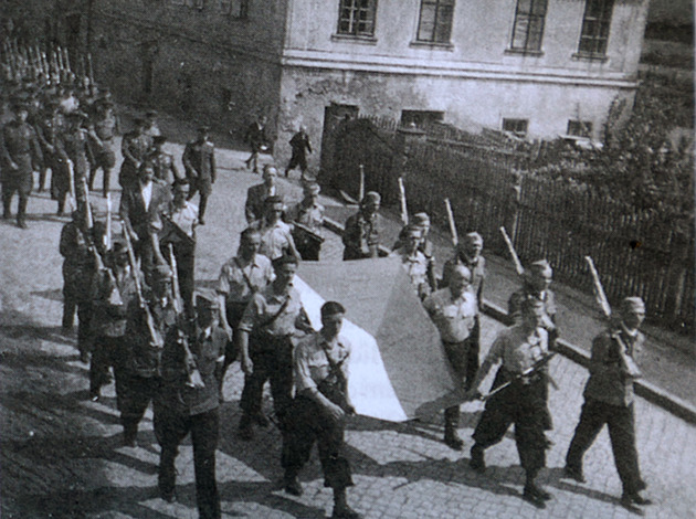 V ele prvodu na oslavu vítzství nad nacistickými okupanty li místní...