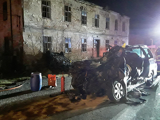 Při střetu dvou aut zemřeli na Sokolovsku tři lidé, obětí je i osmnáctiletý viník