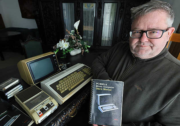 editel muzea Michael Rund s novým pírstkem sbírkového fondu.