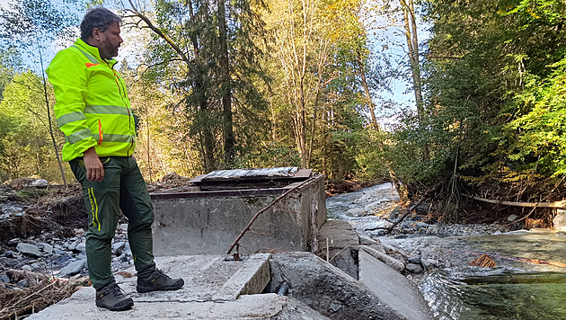 Technický editel VaK Jesenicka Robert erný stojí na pokozeném jímacím...