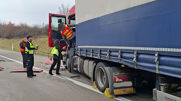 Trojice hasiských velitel po cest na kolení rozhodích soutí ve...