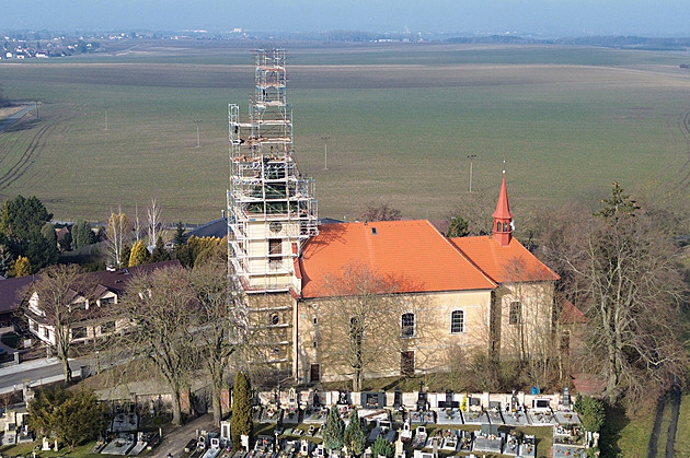 Pohled z dronu na opravovaný ímskokatolický kostel v ernilov (4. února 2025)