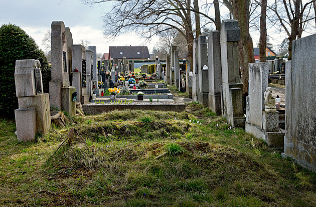 Ve staré ásti hbitova v Plzni-Doudlevcích ukonila správa mstských hbitov...