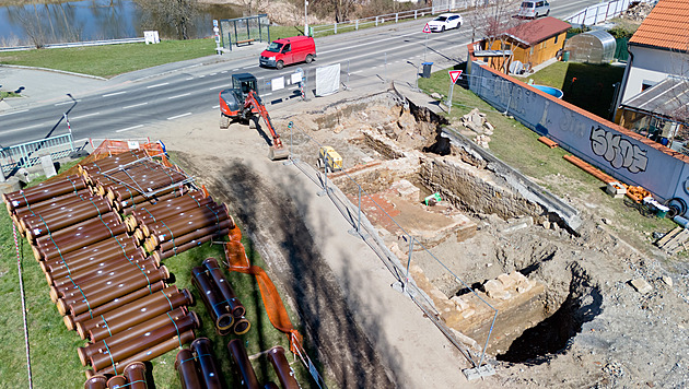 Budování kanalizace na Rolnickém námstí v plzeské ásti Lobzy pedcházely...