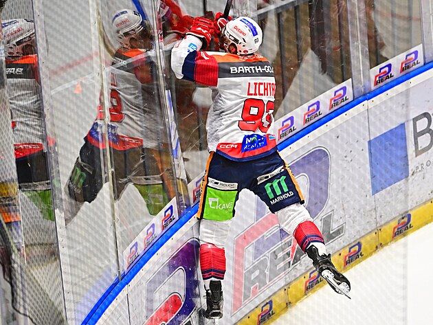 Pardubick� Jakub Lichtag slav� ve t�et�m semifin�le proti Hradci Kr�lov�...